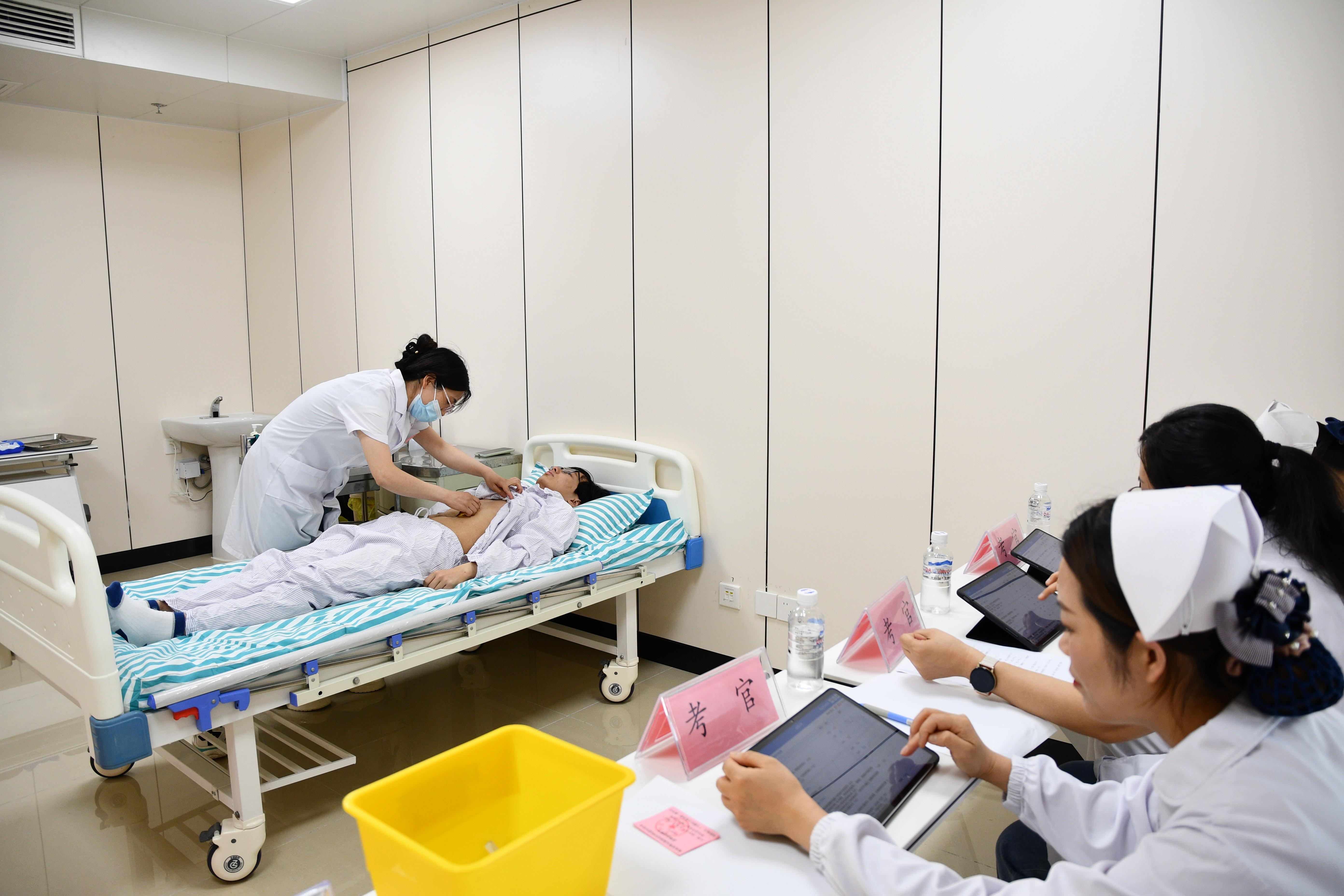 在明光市中医院,基层医疗卫生人员进行中医药适宜技术培训班临床教学。人民网记者 周坤摄